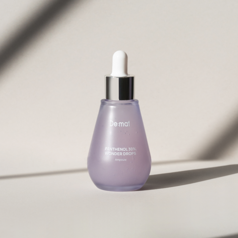 DE:MAF Panthenol 30% Wonder Drops 55ml de De:mat, flacon compte-gouttes violet sur fond clair en studio.