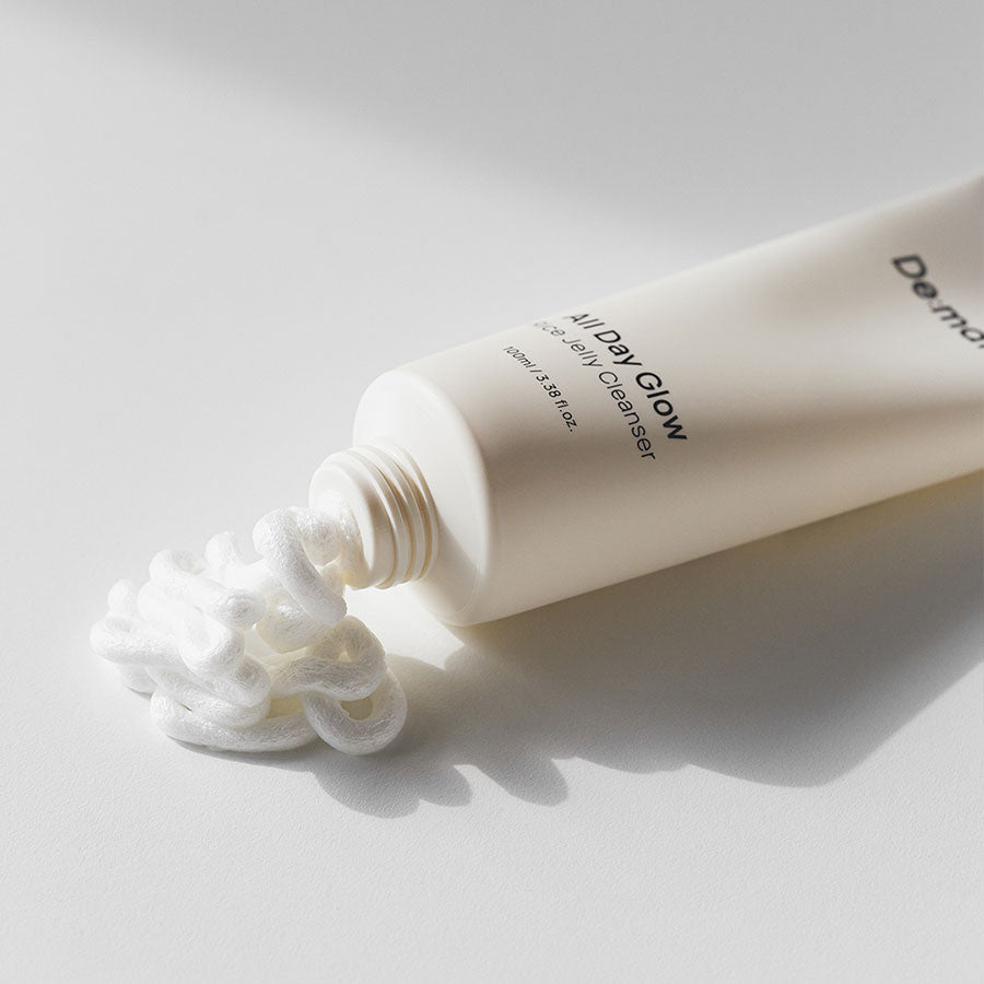 DE:MAF Rice Jelly Cleanser 100ml de DE:MAF, tube crème sur fond clair, texture jelly de riz en gros plan.