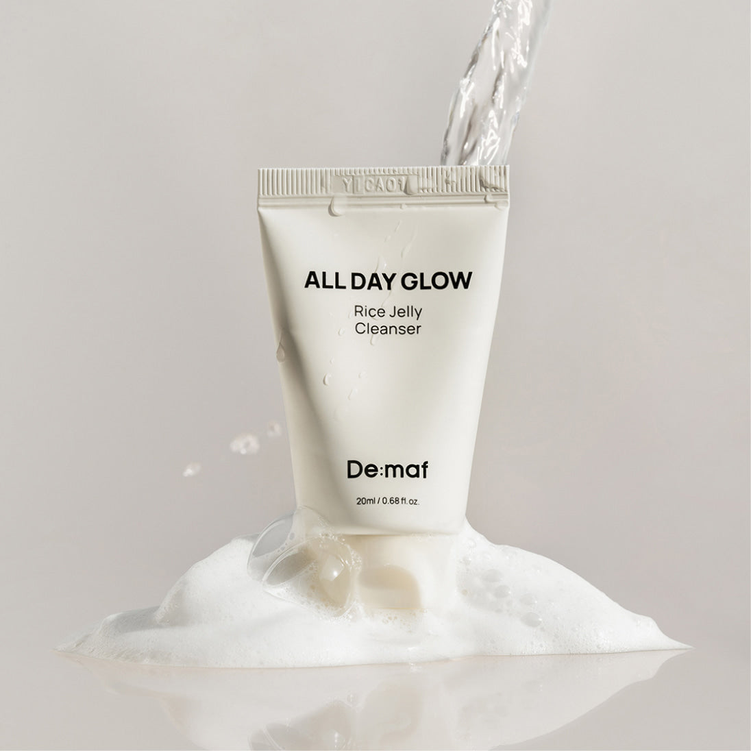 DE:MAF Rice Jelly Cleanser 20ml de De:maf, tube blanc sur fond clair avec texture de gel, contexte beauté.