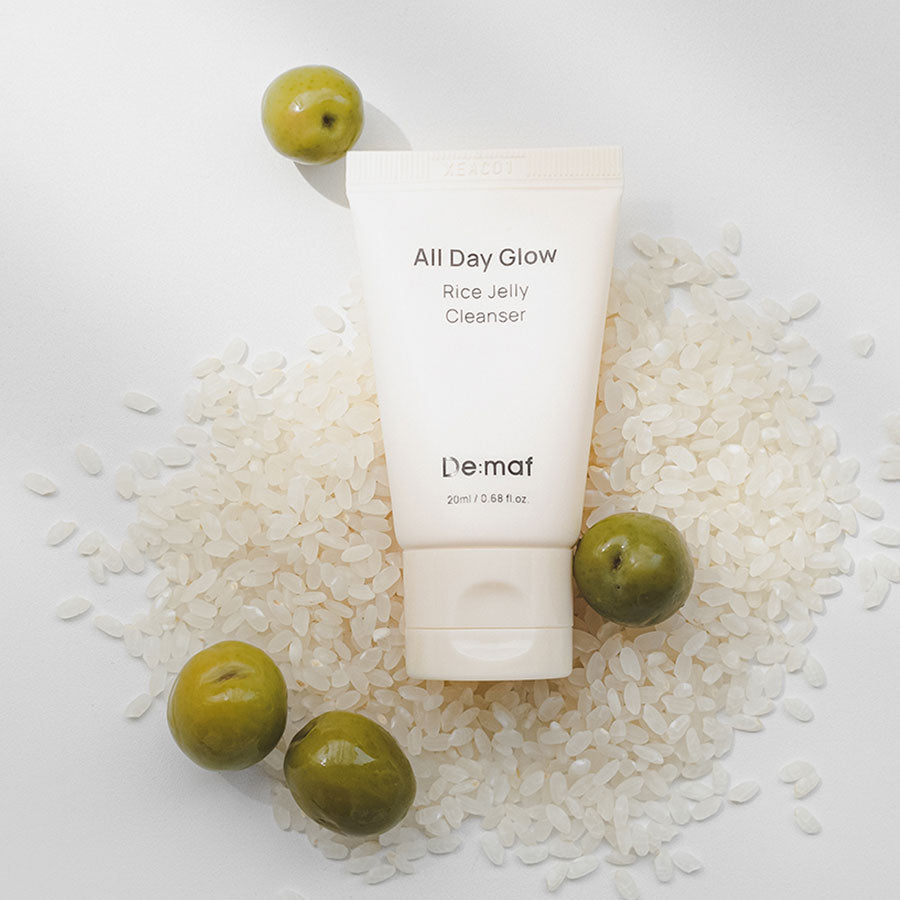 DE:MAF Rice Jelly Cleanser 20ml de De:maf, tube sur flocons de riz blancs, contexte visuel produit cosmétique