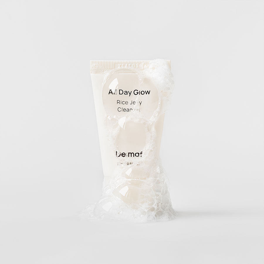 DE:MAF Rice Jelly Cleanser 20ml, tube cosmétique DE:MAF sur fond clair, gel nettoyant à l’aspect riz en gelée.