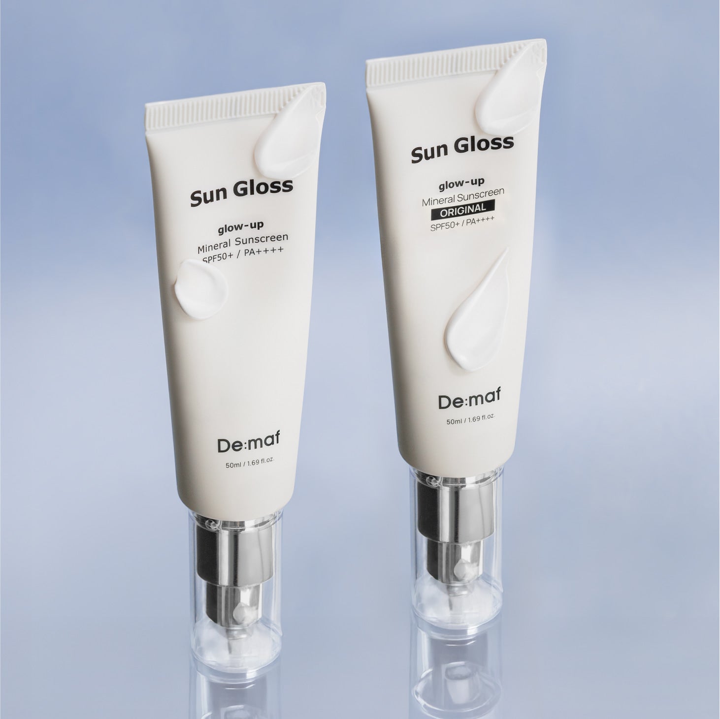 DE:MAF Sun Gloss Glow Up Non-Glowing Sunscreen 50ml, tubes crème solaire De:maf sur fond bleu clair.