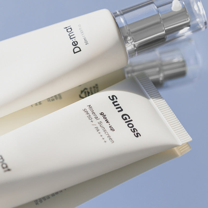 DE:MAF Sun Gloss Glow Up Non-Glowing Sunscreen 50ml de DE:MAF, tube cosmétique sur fond bleu, photo produit en gros plan