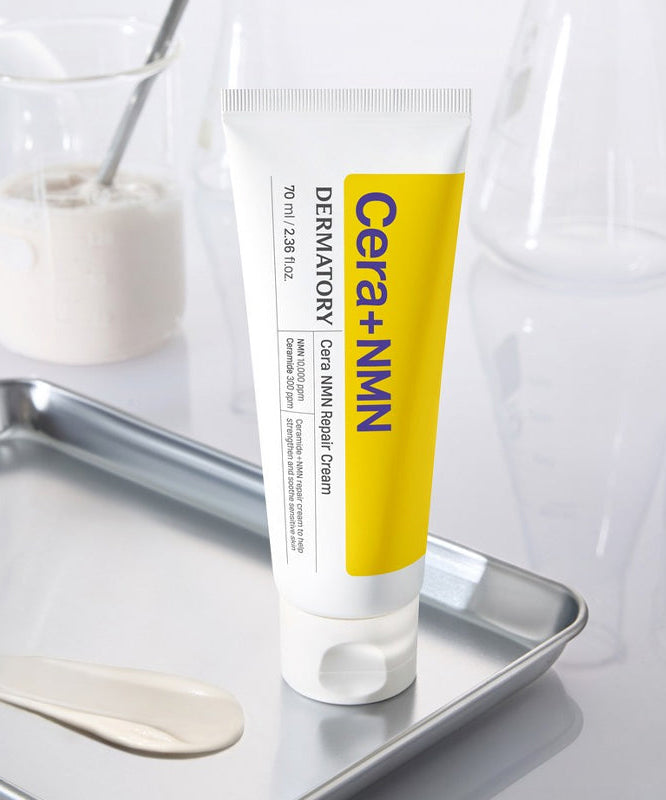 DERMATORY Cera NMN Repair Cream 70ml : tube crème sur plateau, décor médical blanc, marque DERMATORY