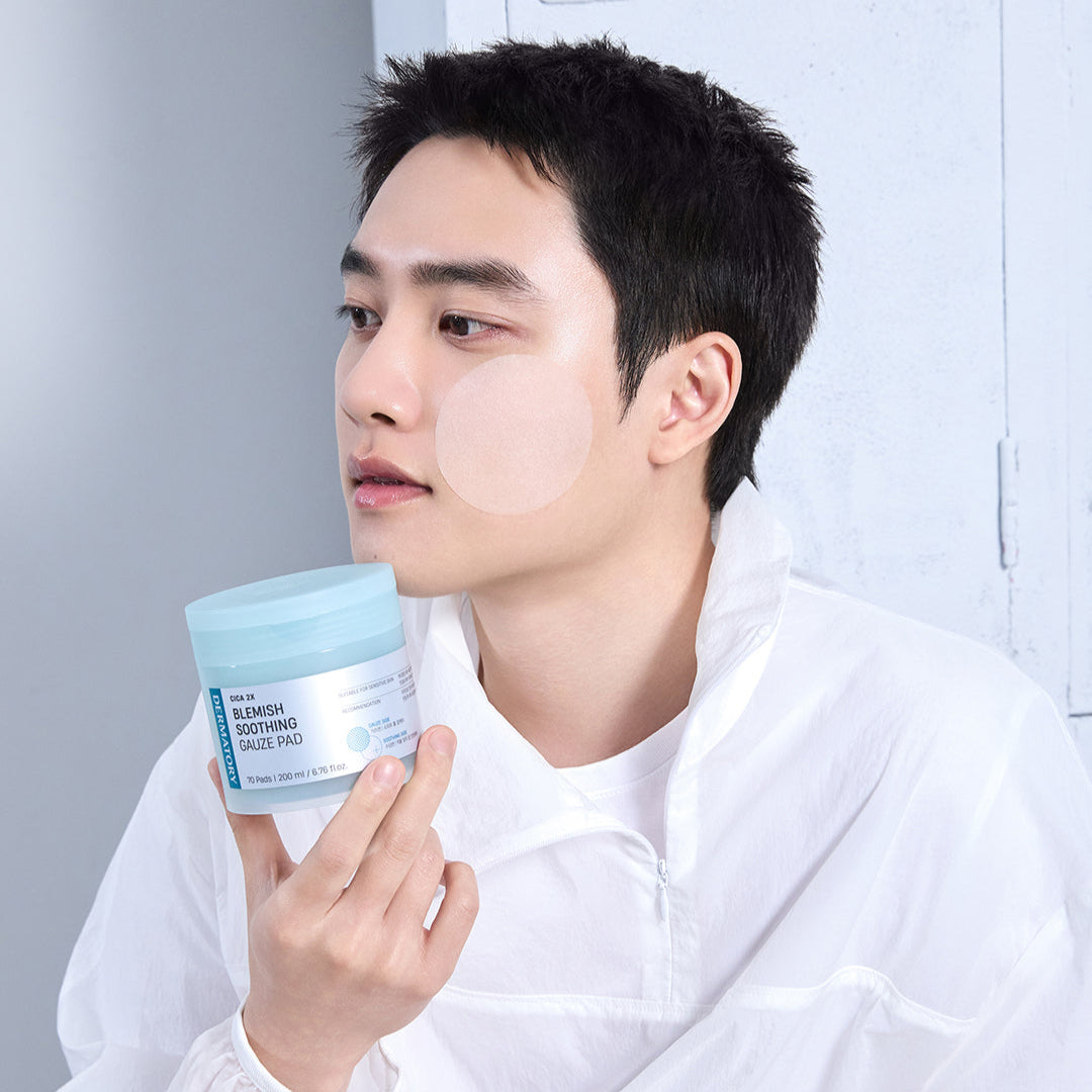 DERMATORY Cica Exosome Blemish Soothing Gauze Pad 70 Pads, homme montrant un coton sur un visage, marque DERMATORY