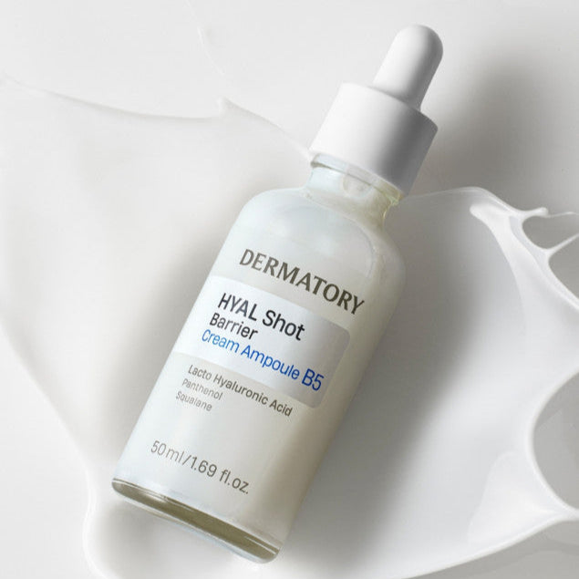 DERMATORY Hyal Shot Barrier Cream Ampoule B5 50ml, flacon sérum sur fond blanc avec éclaboussures de crème, contexte beauté.