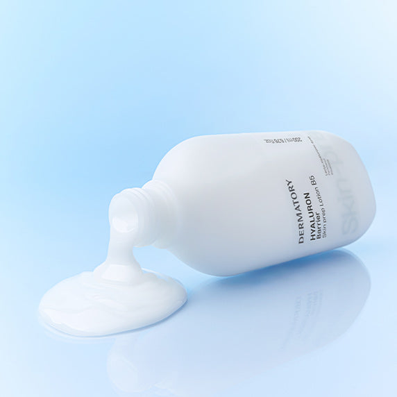 DERMATORY Hyaluronic Barrier Skin Prep Lotion B5 200ml, flacon blanc et crème sur fond bleu clair (produit de la marque)