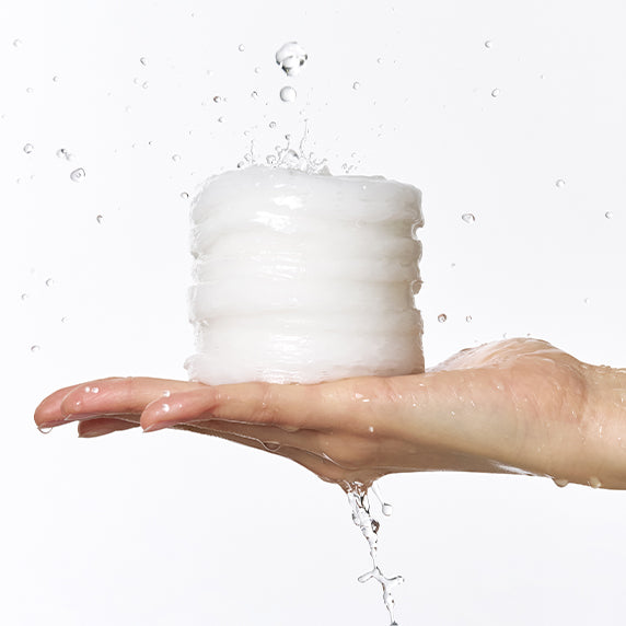 DERMATORY Hyaluronic Moisture Embo Pad 60 pads, marque DERMATORY, mains avec masque crème blanche et bulles d’eau