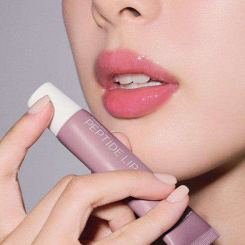 DERMATORY Hyaluronic Peptide Lip Keyring, marque DERMATORY sur lèvres hydratées, produit cosmétique en gros plan