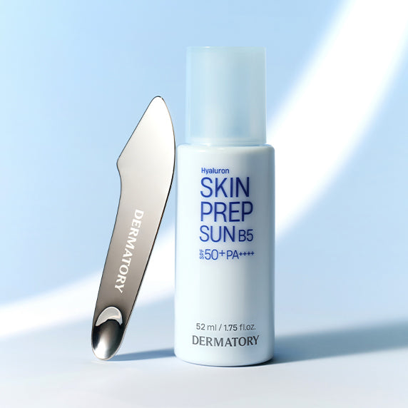 DERMATORY Hyaluronic Skin Prep Sun B5 52ml, crème solaire hydratante en tube, branding sur fond bleu lumineux