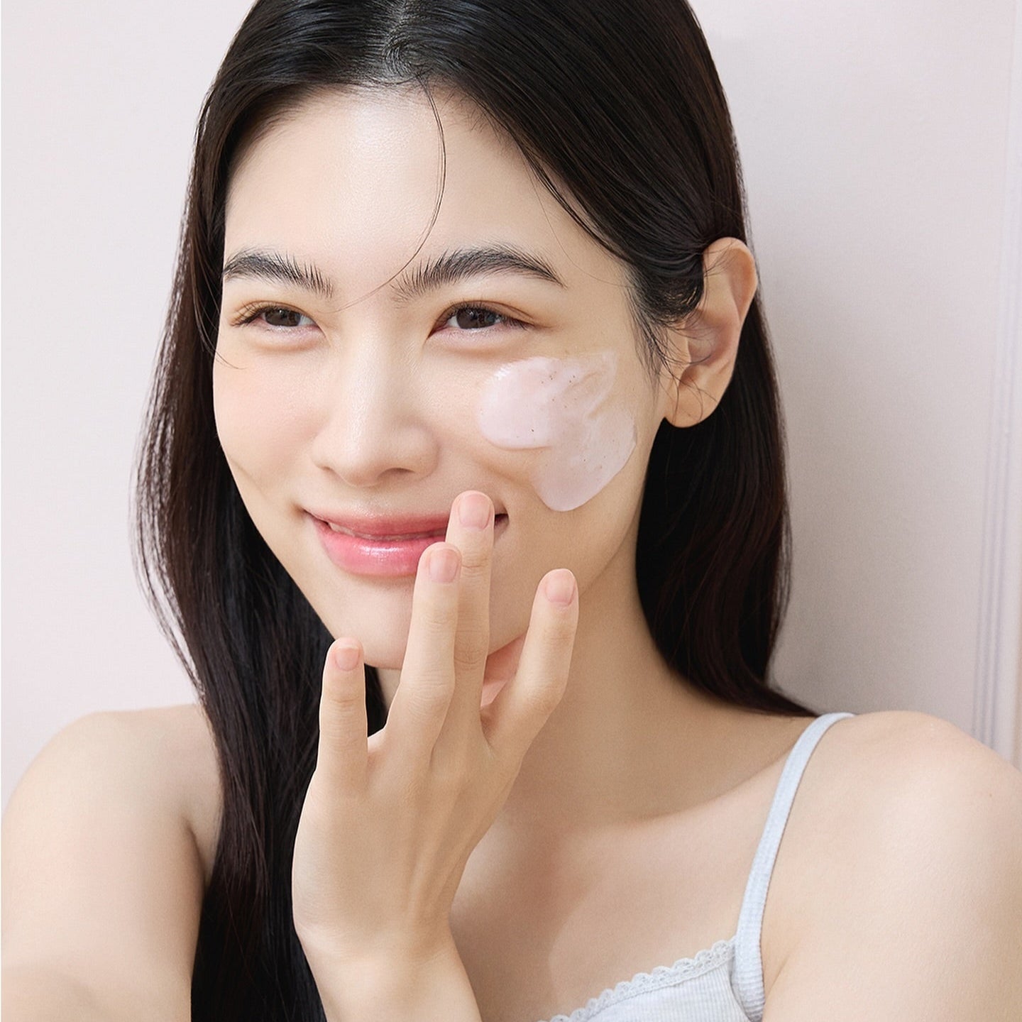 DERMATORY Modeling Pack 66g de la marque DERMATORY, modèle appliquant un masque sur le visage en salle de bain, photo beauté