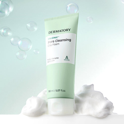 DERMATORY  Salicinic Pore Cleansing Clay Foam 150ml en tube sur fond clair, bulles et mousse, photo produit.