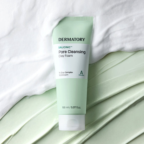 DERMATORY  Salicinic Pore Cleansing Clay Foam 150ml, tube sur drap blanc et lit vert, produit de soin visage
