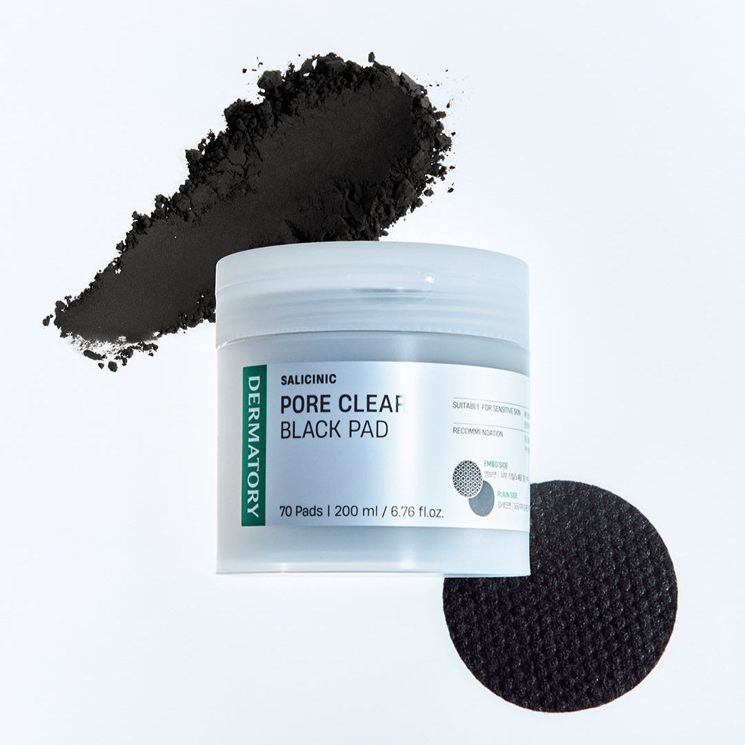 DERMATORY Salicinic Pore Clear Black Pad 70 Pads, pot noir et disque exfoliant, fond blanc, vue produit.