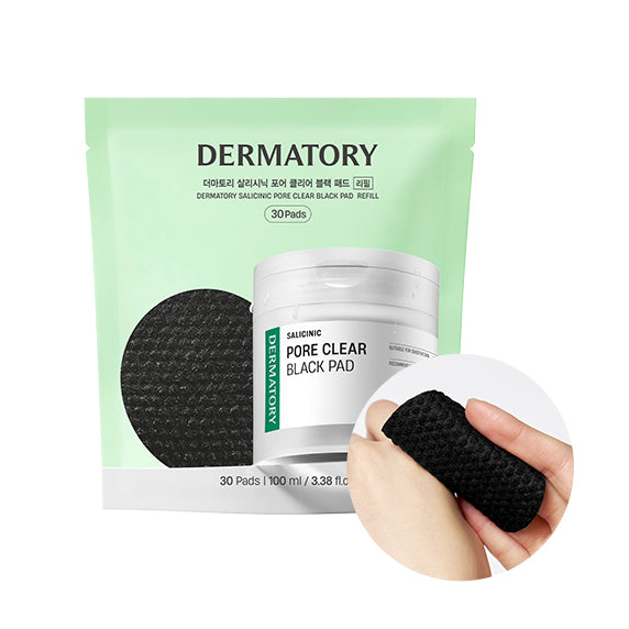 DERMATORY Salicinic Pore Clear Black Pad Refill 30 sheets de la marque, poche et main tenant un pad noir.