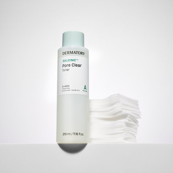 DERMATORY Salicinic Pore Clear Toner 210ml sur fond blanc, bouteille et échantillon de coton, marque visible