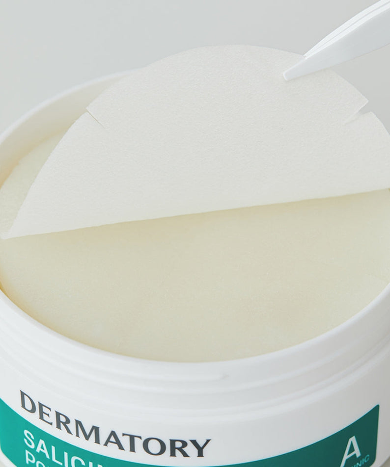 Décrite en français : DERMATORY Salicinic Pore Trouble Melting Pad 30 Sheets, pot blanc avec pads, gros plan produit.