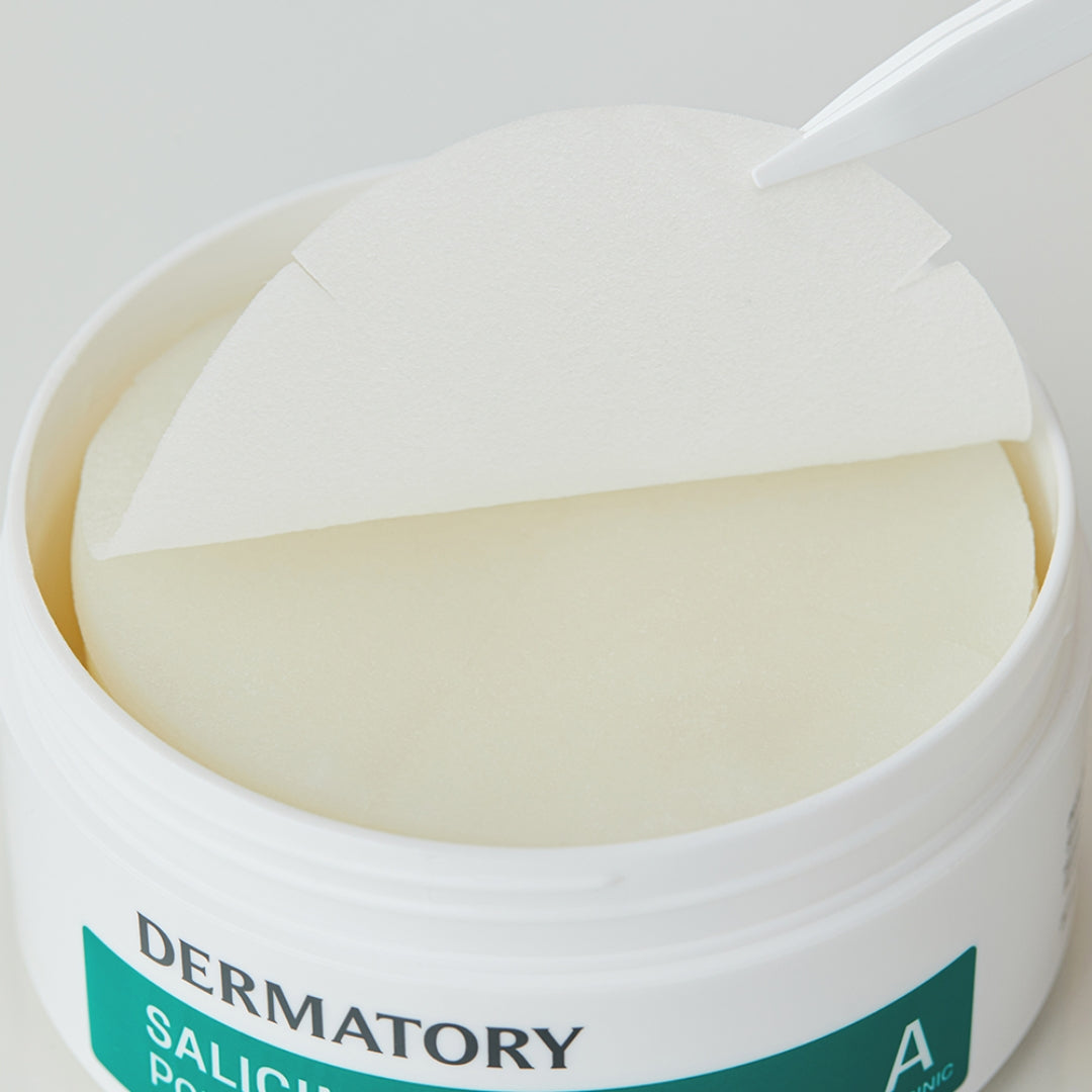 Décrite en français : DERMATORY Salicinic Pore Trouble Melting Pad 30 Sheets, pot blanc avec pads, gros plan produit.