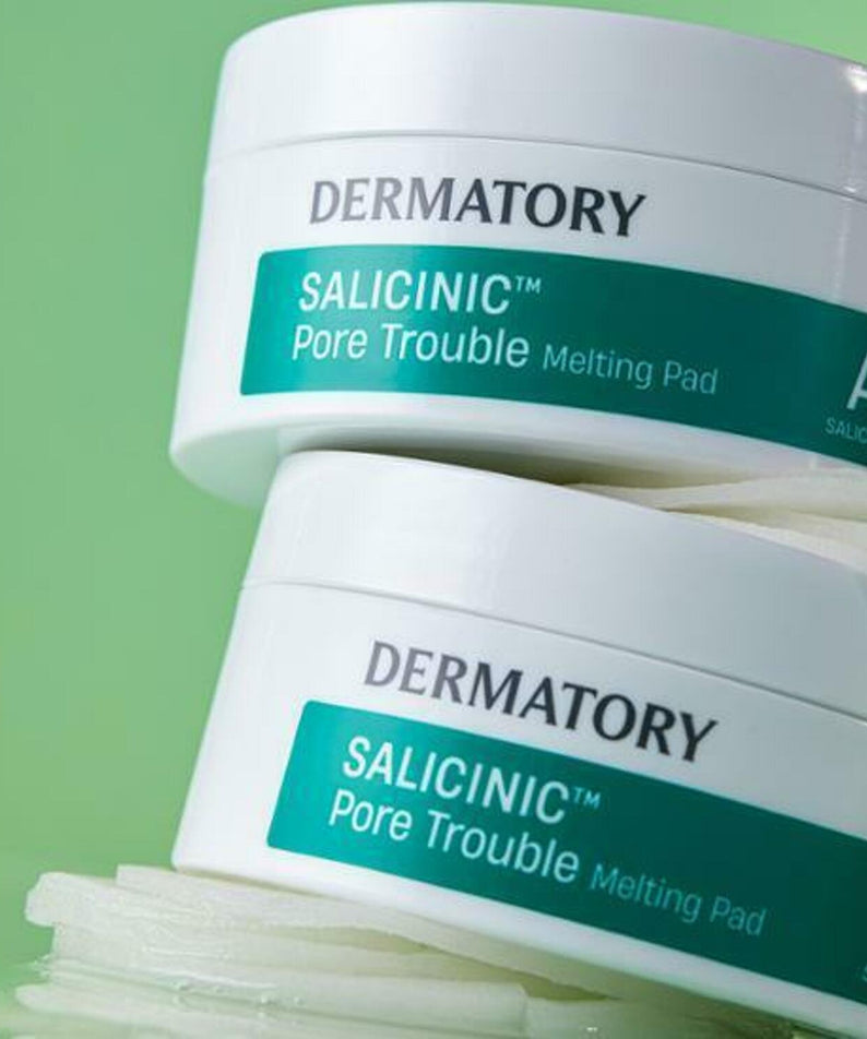 DERMATORY Salicinic Pore Trouble Melting Pad 30 Sheets, photo du produit sur fond vert, marque visible et étui blanc.