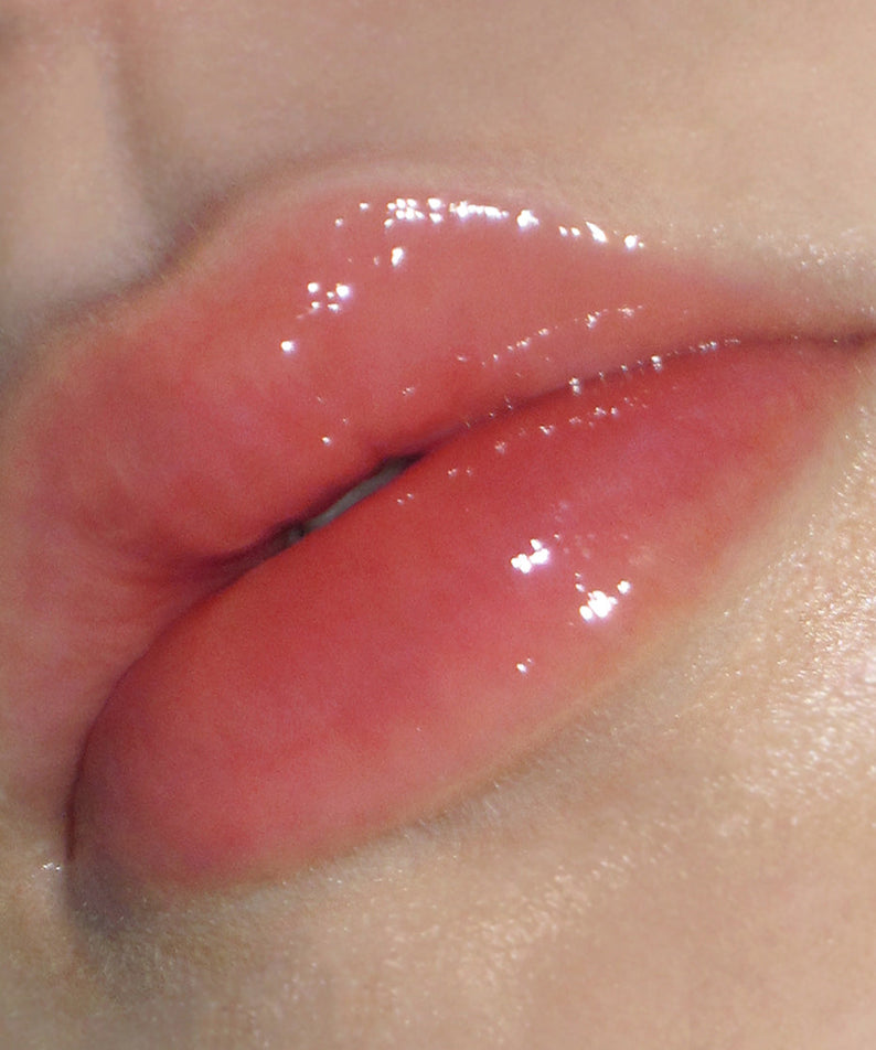 Lèvres hydratées avec DERMATORY Hyaluronic Peptide Lip Keyring, gloss brillant en gros plan.