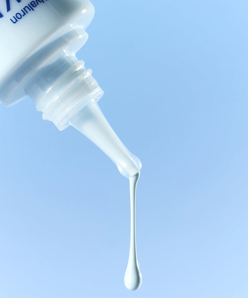 Texture fluide du DERMATORY Hyaluronic Skin Prep Sun Cream B5 52ml sur un fond bleu.