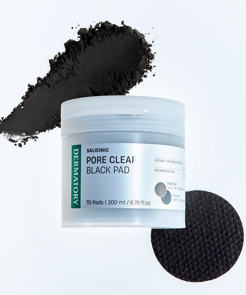 DERMATORY Salicinic Pore Clear Black Pad 70 Pads avec fond noir et coton marquée en arrière-plan pour soin visage efficace.