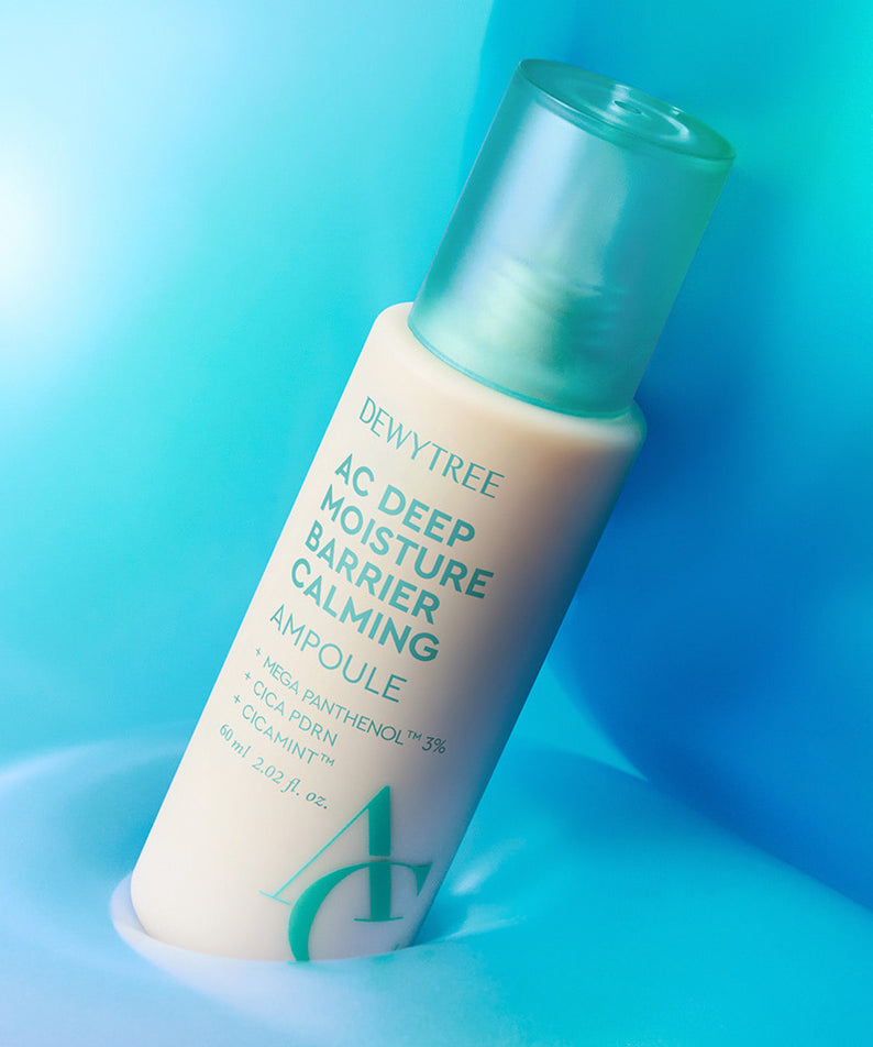 Flacon de 60ml DEWYTREE AC Deep Barrier Soothing Moisturizing Ampoule sur fond bleu lumineux.