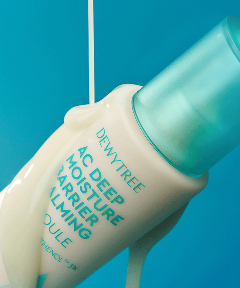 Flacon DEWYTREE AC Deep Barrier Soothing Moisturizing Ampoule 60ml avec liquide apaisant sur fond bleu, soin hydratant.