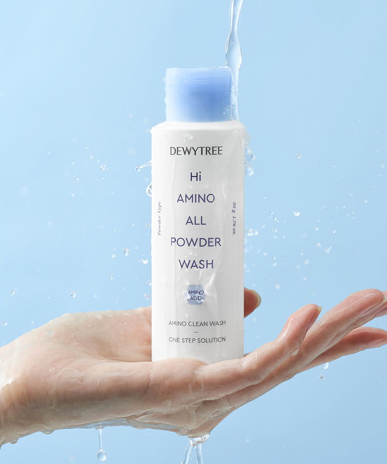 DEWYTREE Hi Amino All Enzyme Powder Wash 50g produit nettoyant visage en poudre dans une main, texture légère et mousse fine.