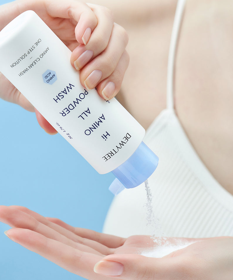 Enzyme facial cleanser DEWYTREE Hi Amino All Enzyme Powder Wash 50g dans une main sur fond bleu.