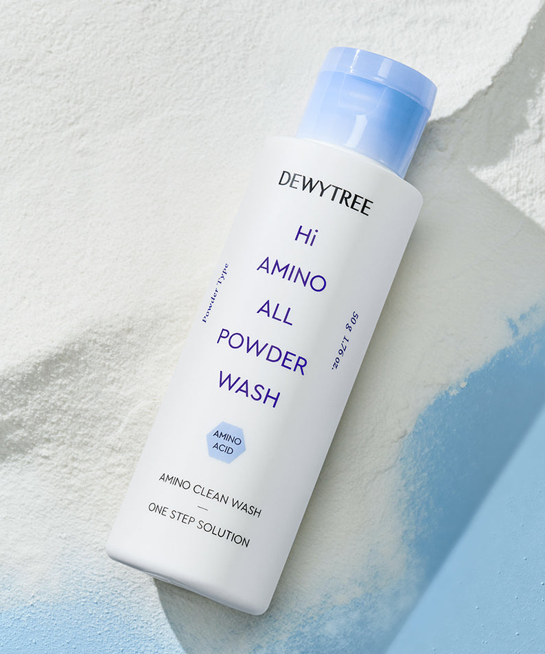 Flacon de DEWYTREE Hi Amino All Enzyme Powder Wash 50g sur fond texturé, produit nettoyant pour le visage.