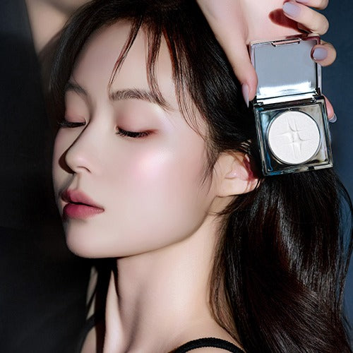DINTO Polaris Shine Highlighter de la marque DINTO, gros plan sur visage avec poudres illuminatrices, maquillage lumineux.