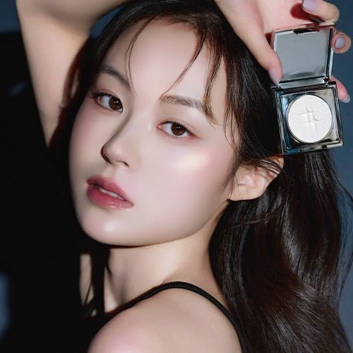 DINTO Polaris Shine Highlighter de la marque DINTO, gros plan maquillage sur peau avec reflet lumineux en studio