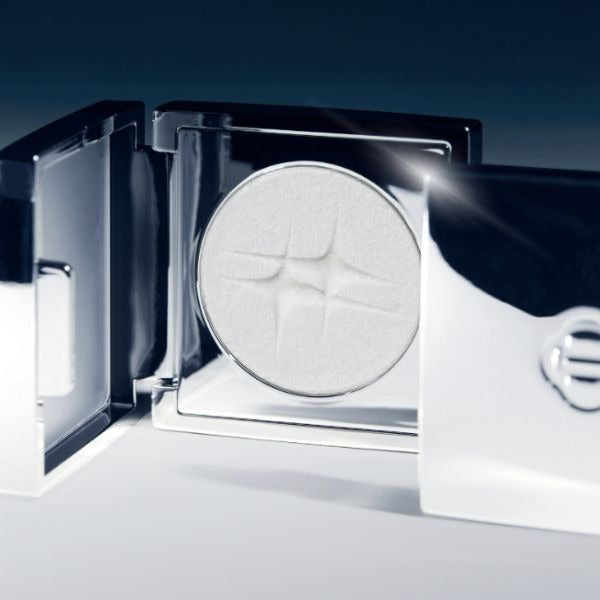 DINTO Polaris Shine Highlighter de la marque DINTO, gros plan sur poudre en boîtier lumineux, fond bleu nuit.