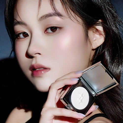 DINTO Polaris Shine Highlighter, marque DINTO, maquillage éclatant sur fond sombre, photo beauté close-up.