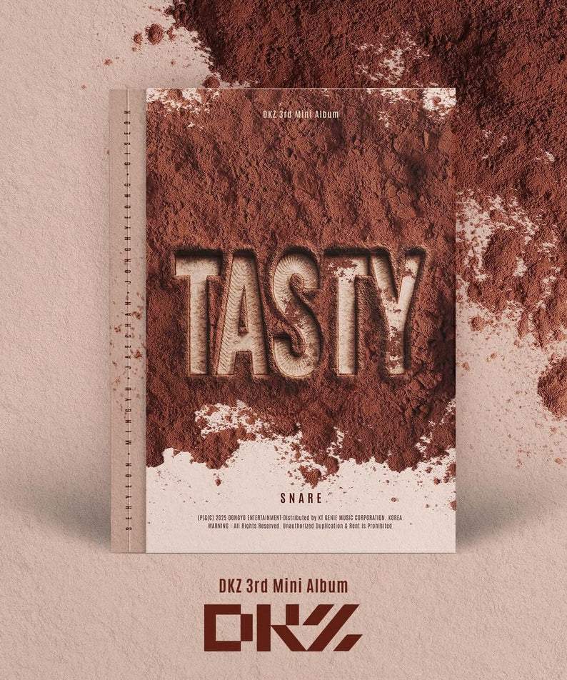 DKZ - 3rd Mini Album [TASTY] (SNARE ver.) - Album Kpop : pochette Tasty rouge, album DKZ posé sur fond beige.