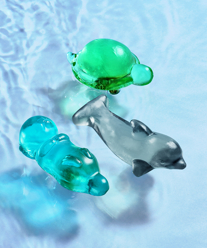 DONGGUBAT Baradan Surf Sea Friends Perfume Bar Set sur l'eau, illustrant des formes de tortue, dauphin et ours.