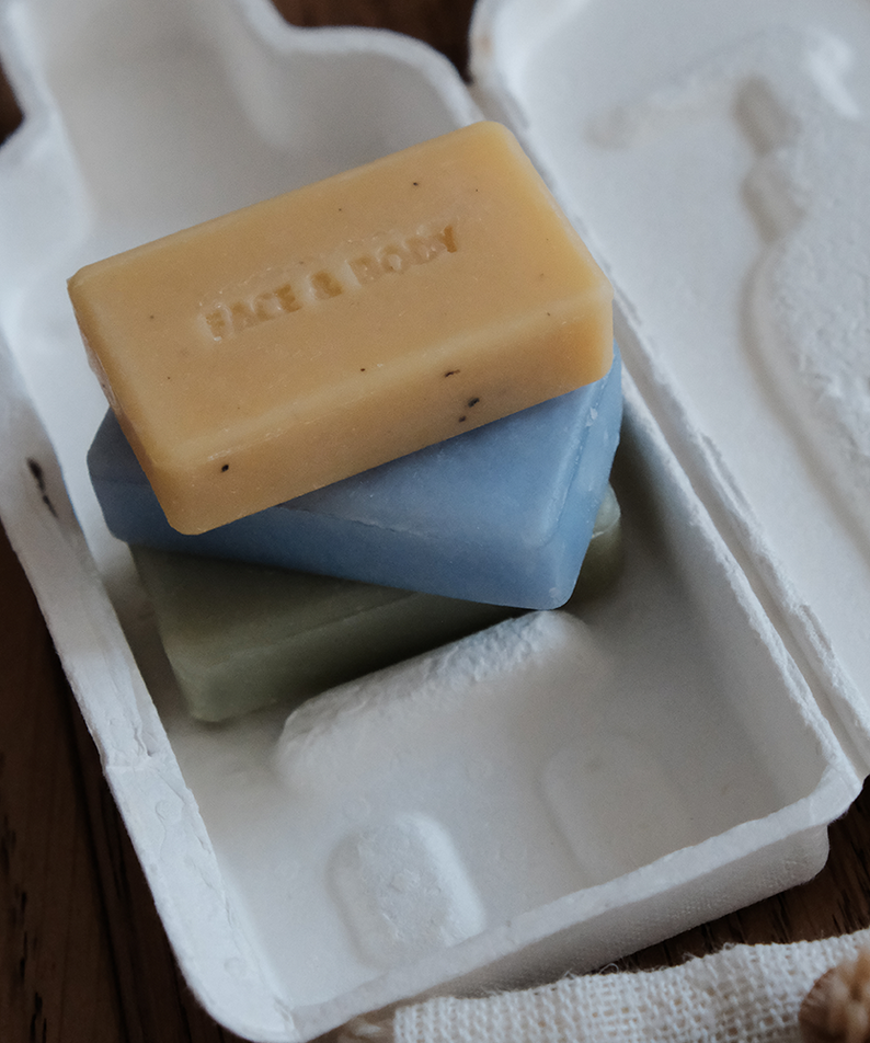 Kit de voyage DONGGUBAT Better Than Liquid Travel Kit 60g avec savons empilés dans un emballage écologique.