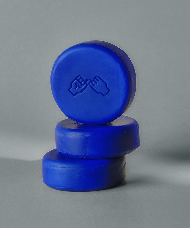 Trois morceaux du DONGGUBAT Correct Shampoo Bar Cooling bleu vif avec logo, sur fond gris, montrant leur design unique et attrayant.