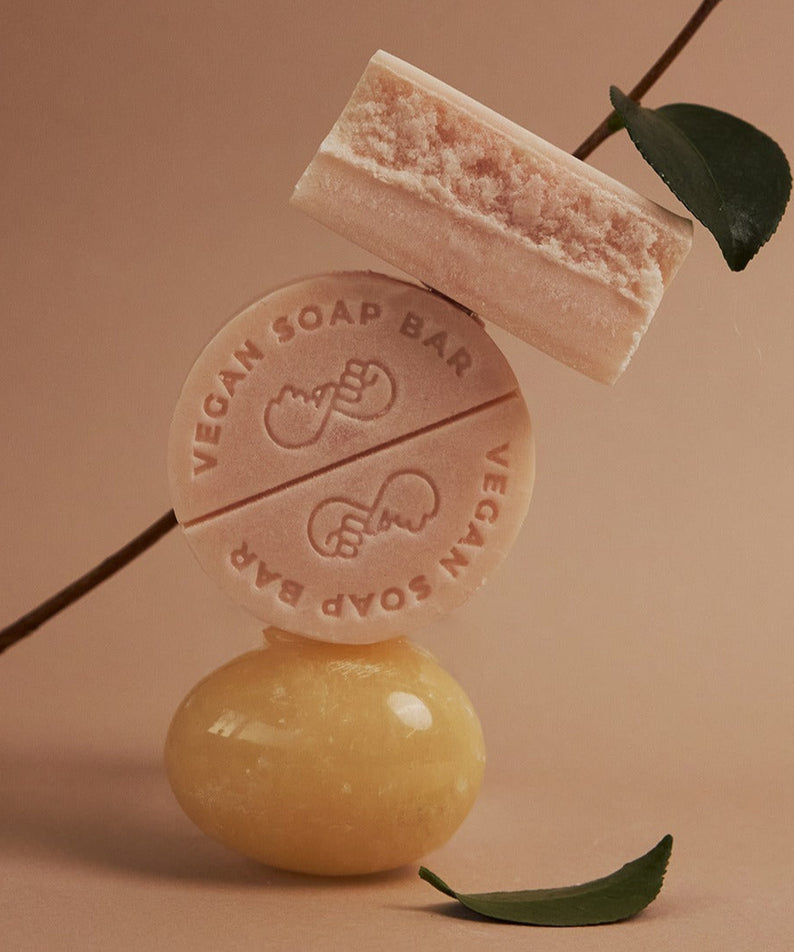 DONGGUBAT Vegan Shampoo Bar Dongbaek sur une table beige, naturiste et écologique.