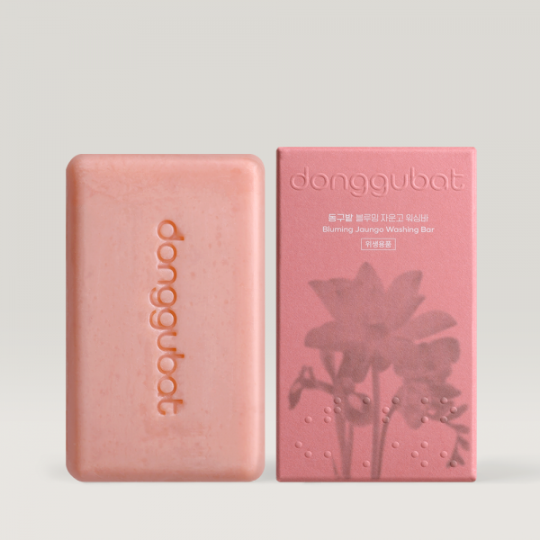 DONGGUBAT Blooming Jaungo Washing Bar 80g : savon rose de la marque, sur fond clair, face et emballage.