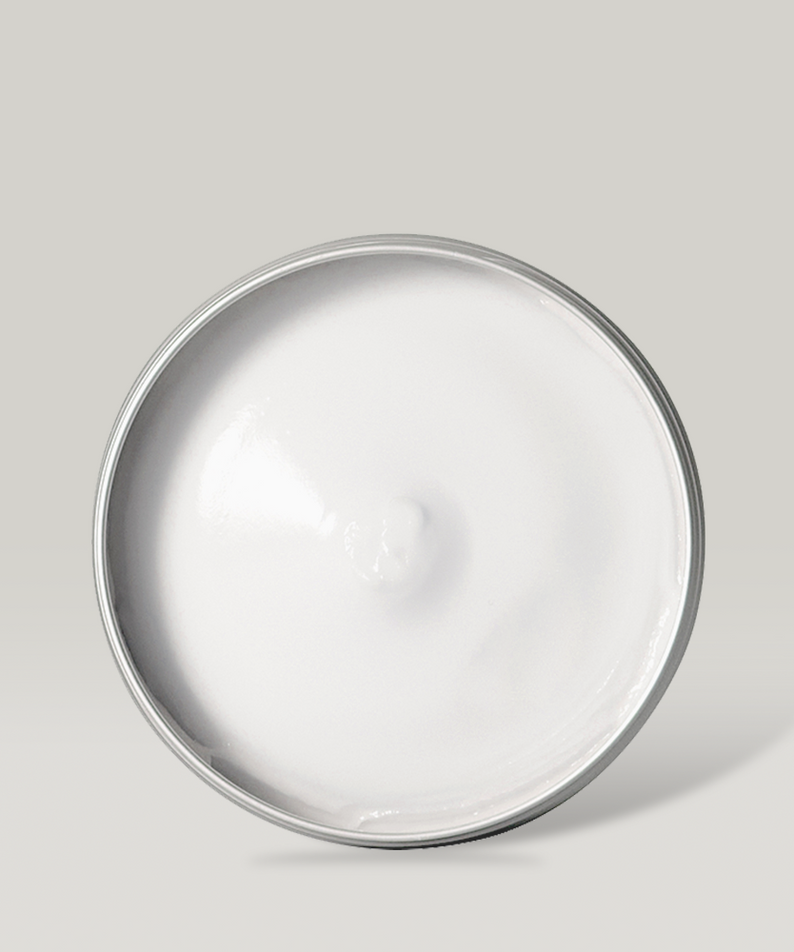 Décris l'image en français : pot de DONGGUBAT Correct Hand Cream Shea Butter, crème blanche sur fond clair.