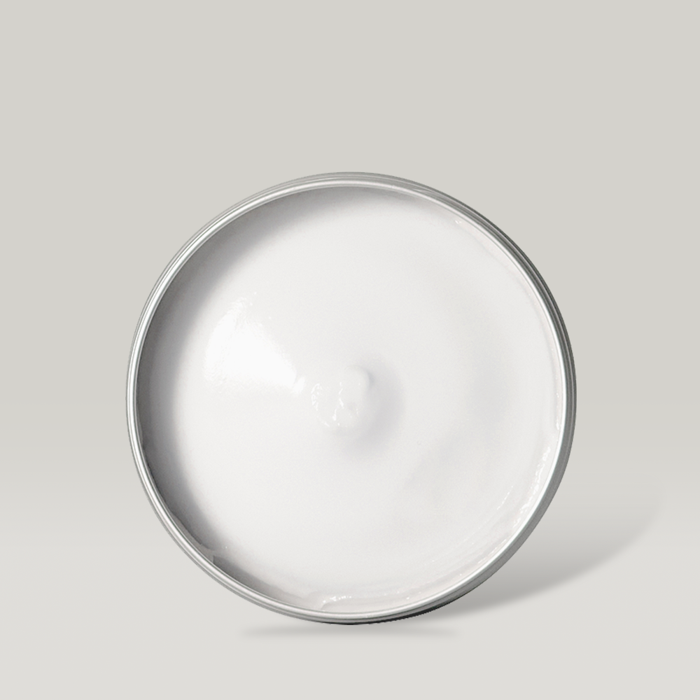Décris l'image en français : pot de DONGGUBAT Correct Hand Cream Shea Butter, crème blanche sur fond clair.