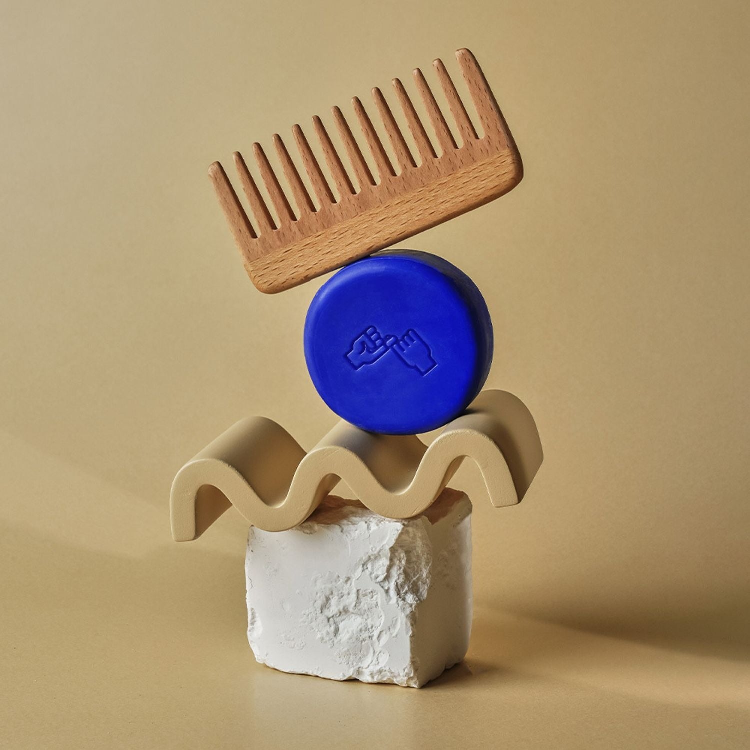 DONGGUBAT Correct Shampoo Bar Cooling, savon shampoing solide bleu, sur bloc blanc avec peigne, fond beige
