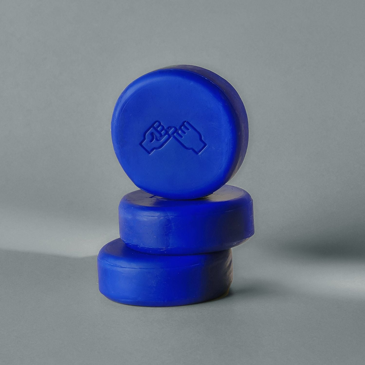 DONGGUBAT Correct Shampoo Bar Cooling, barre de shampoing bleue sous éclairage studio, marque DONGGUBAT sur la savon