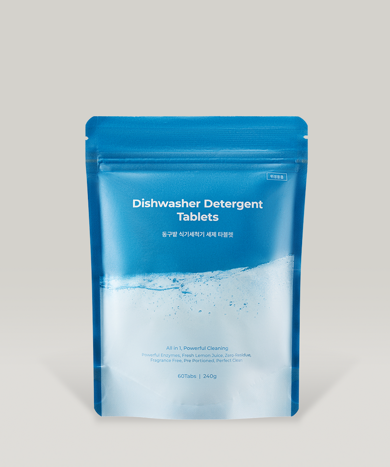Décris l'image en français: DONGGUBAT Dishwasher Detergent Tablets 60 240g, sachet bleu sur fond clair.