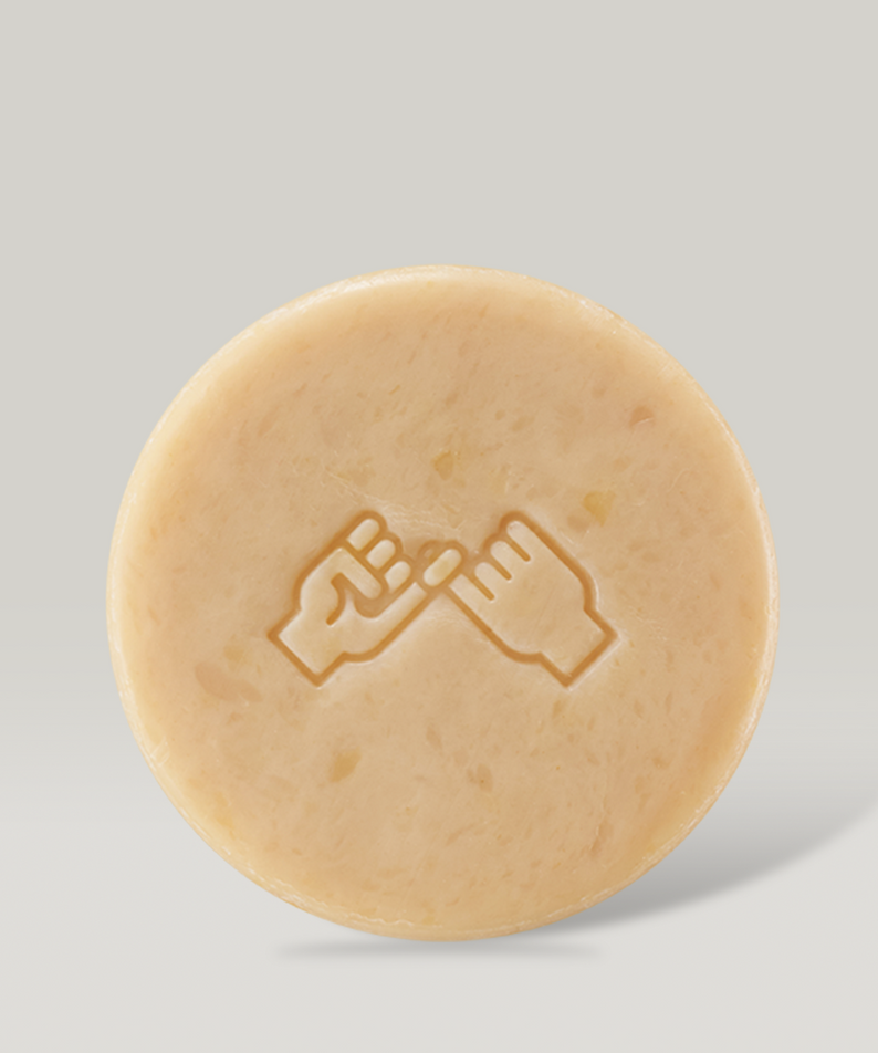 Décris l'image en français en mentionnant le produit, la marque et le contexte visuel : DONGGUBAT Dishwashing Soap Green Tangerine 100g, savon rond sur fond clair.