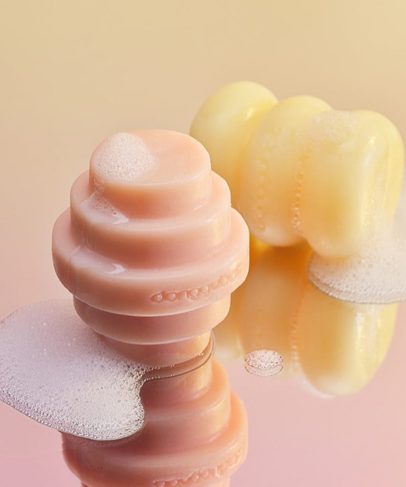 DONGGUBAT Eau De Toilette Object Parfum Bar Pure Neroli 150g : savons parfumés en forme sur fond pastel, vue rapprochée.