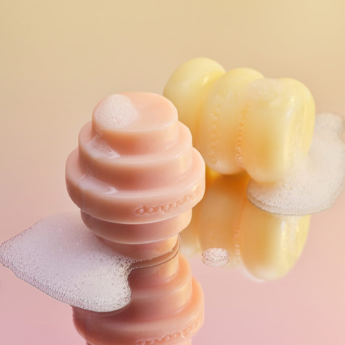 DONGGUBAT Eau De Toilette Object Parfum Bar Pure Neroli 150g : savons parfumés en forme sur fond pastel, vue rapprochée.