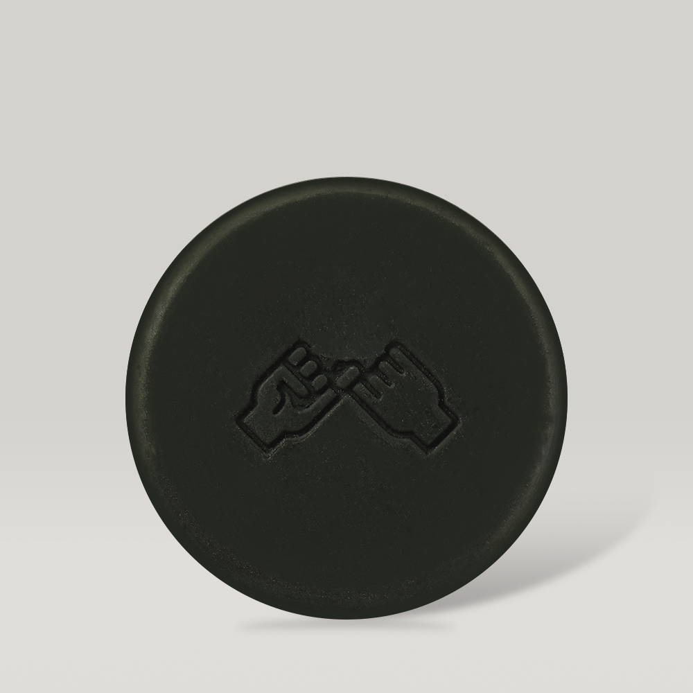 DONGGUBAT Field Ampoule Washing Bar Kelp Foam Cleansing : savon noir de marque sur fond clair, vue produit.